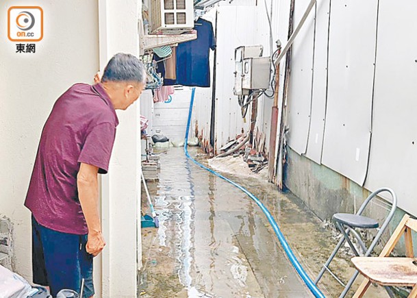 鯉魚門：颱風襲港期間，鯉魚門居民做齊措施防止海水倒灌。（吳鎮興攝）