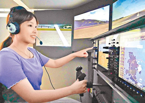 張喬惠因飛機師臨危不亂的態度，啟發她對航空的興趣。
