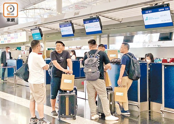 旅客們整裝待發，期待乘搭大灣區航空首班飛越南嘅客機。