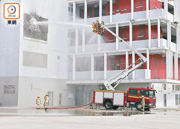 消防處為招聘更多人手，計劃放寬消防員入職的視力要求。
