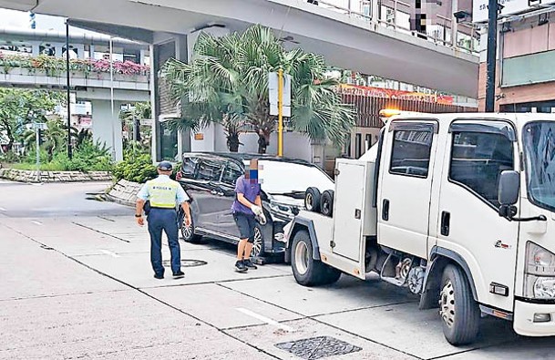 造成阻塞的車輛被拖走。