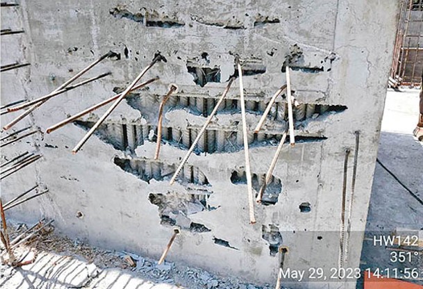 港大重建工程質量問題：建築物部分牆身鋼筋外露問題嚴重。