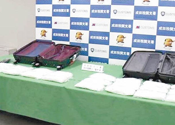 港女涉嫌把毒品偷藏在兩個行李箱內。