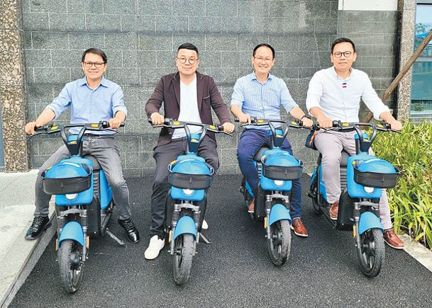 陳克勤（左一）等4議員化身為「外賣仔」，喺街上騎電單車。