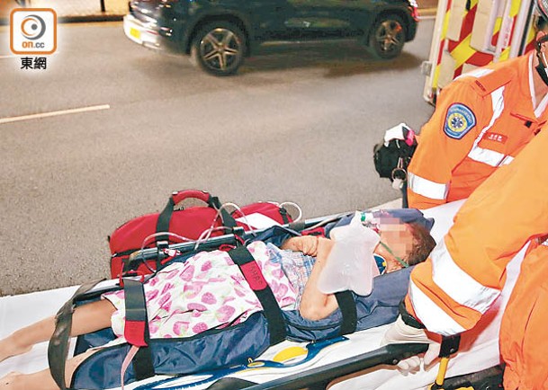 受傷女童被抬上救護車送院。