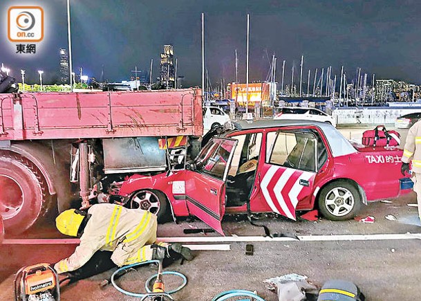 銅鑼灣的士直插吊臂車尾  司機斃命  3男女乘客昏迷搶救  3歲女童清醒送院