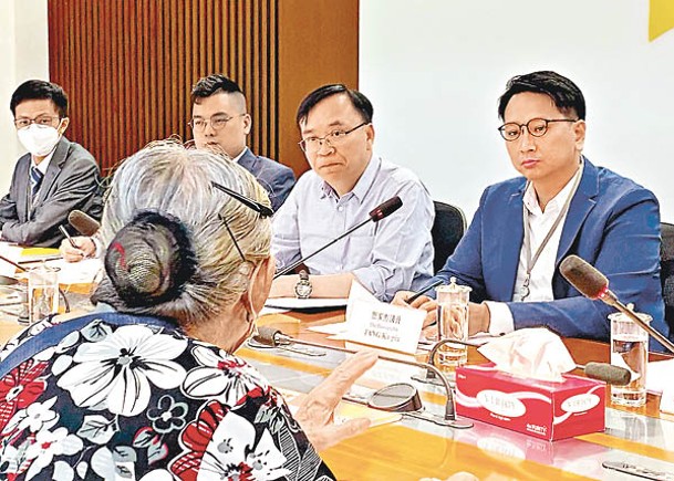 黃國（右二）同鄧家彪（右一）喺立法會申訴部同長者代表會晤。
