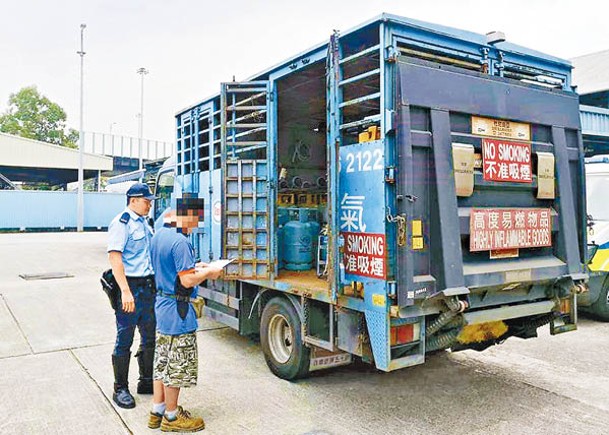 執法部門執行打擊貨車交通違規行動。