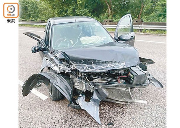 吐露港公路：私家車車頭嚴重損毀。（李國健攝）