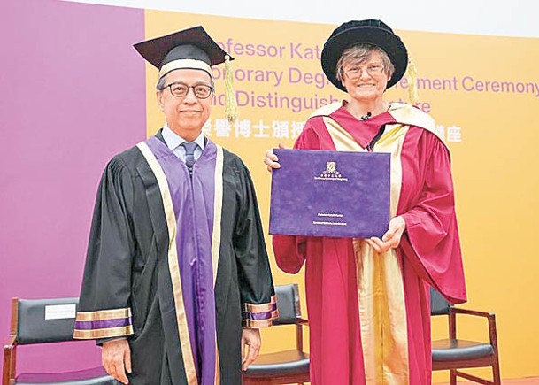 Karikó（右）獲頒授榮譽理學博士學位。