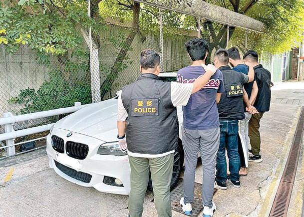 觀塘﹕兩名被捕巴漢及涉案私家車。
