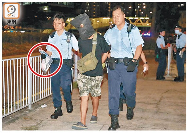 人員拘捕一名男子及檢獲利刀（紅圈示）。（馬竟峯攝）