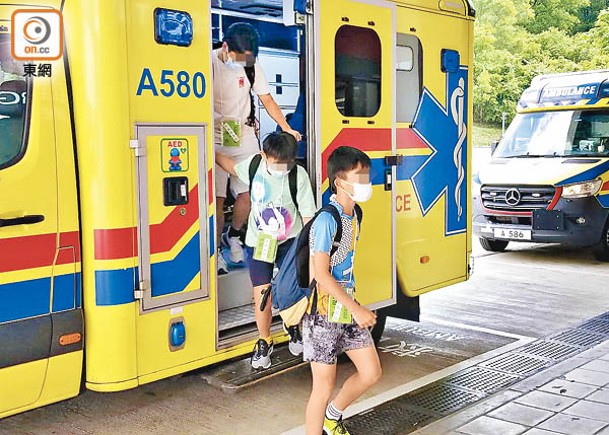 學童分乘多輛救護車送院。（蘇偉明攝）