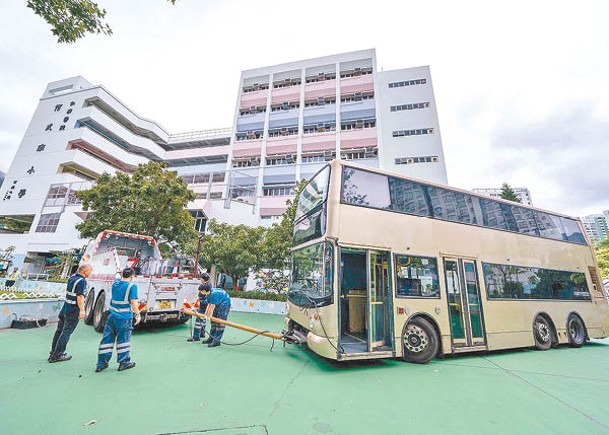 九巴上月捐贈一輛退役巴士予仁濟醫院何式南小學，校方打算將巴士改裝成圖書館。