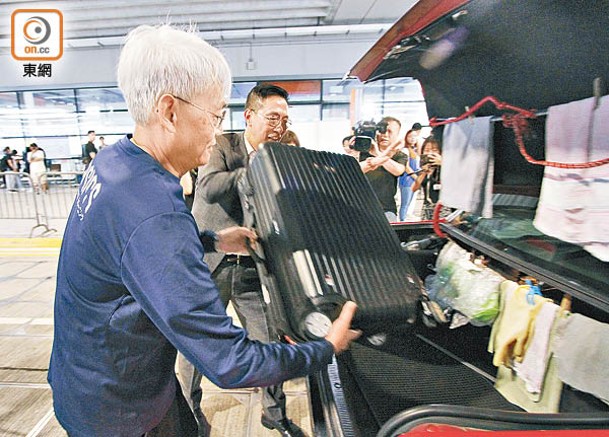 楊潤雄（左二）昨日到場視察，期間協助的士司機將旅客的行李放進車尾箱。