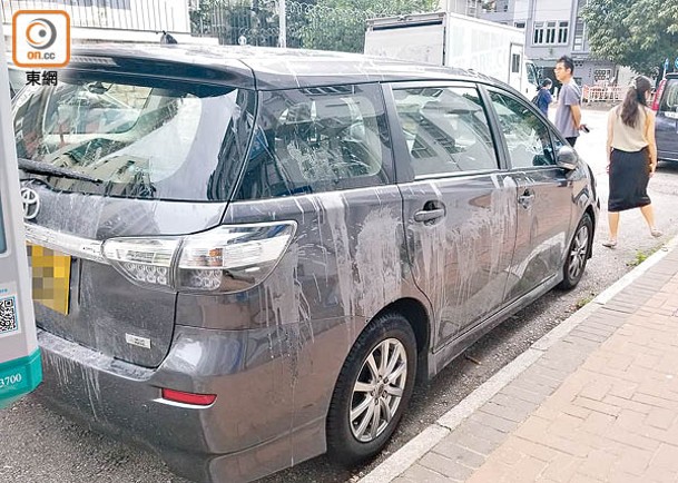 九龍城：私家車被淋潑起漆水。（朱偉坤攝）