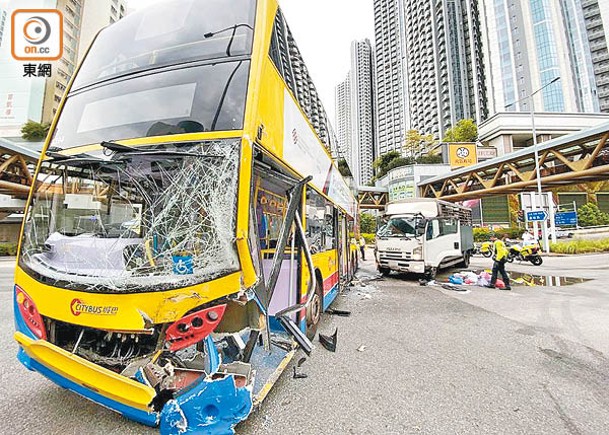 涉事城巴及貨車停在路中。（李國健攝）