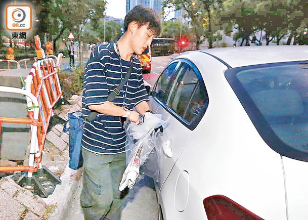 人員檢走車上的鐵錘。