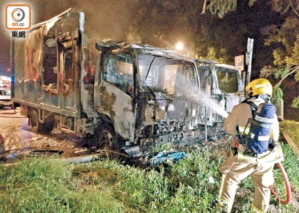 荃灣：兩輛貨車嚴重焚毀，消防射水降溫。（梁國雄攝）