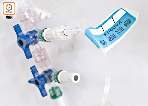 醫護人員經常使用三頭活栓為病人同時輸注多種藥物。