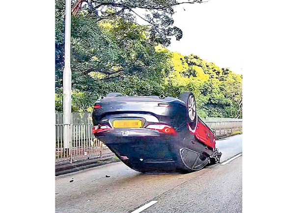大埔：私家車失事後翻轉。