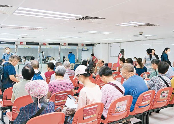 有組織推特別服務，助市民到香港中旅證件服務旺角臨時中心辦理續證。