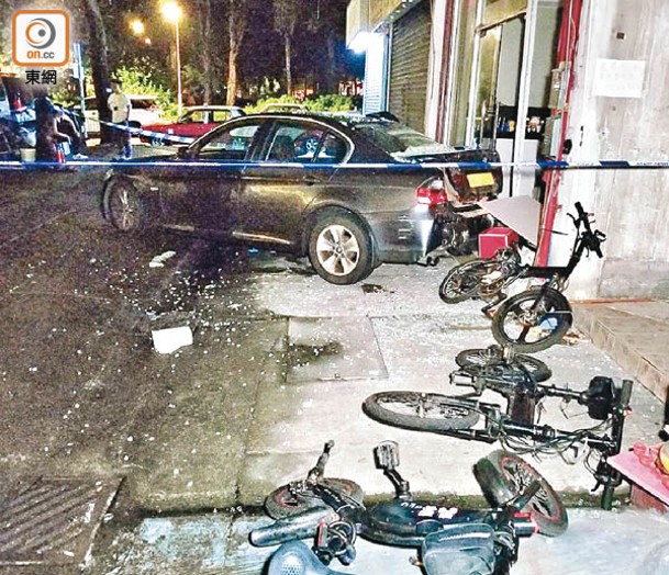 現場多輛單車被撞跌。