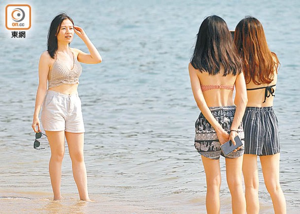 炎炎夏日，市民赴沙灘暢泳消暑。
