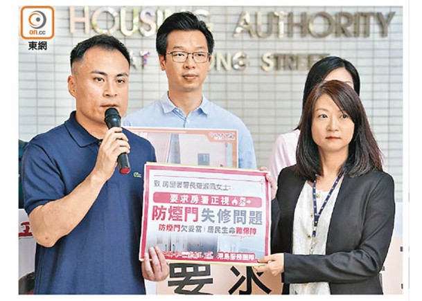 議員郭偉强（左）對巡查結果表示失望，批評房署管理未有盡責。（袁志豪攝）