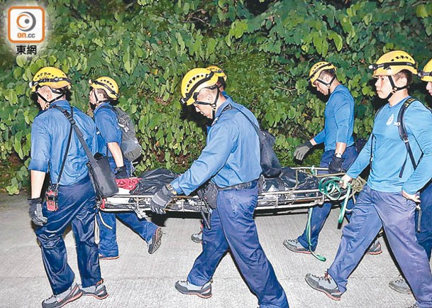 事主遺體被舁至山下。（沈厚錚攝）