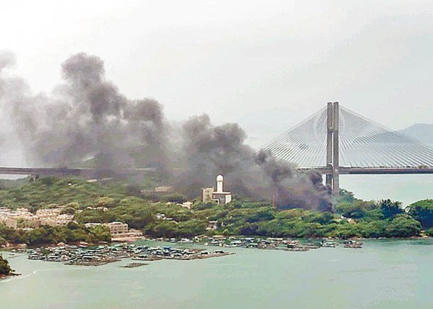 濃煙籠罩青馬大橋。