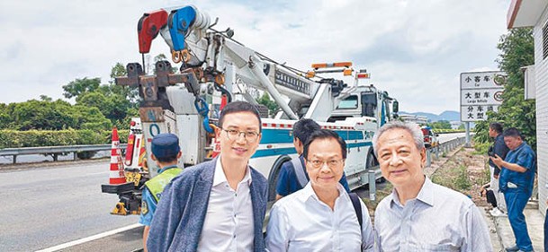 左起：李鎮強、陳紹雄同易志明見識到內地公路維修隊嘅高效應變能力。