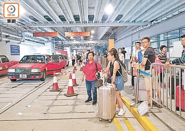 碼頭開設香港手信市集吸引旅客。