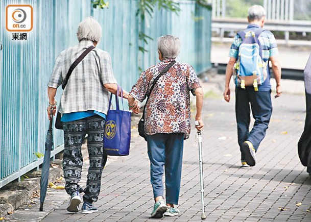 香港人口老化及生育率低下，長遠加劇醫療負擔。
