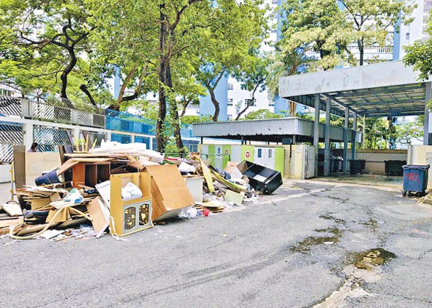 爆料：大元邨路旁堆棄置傢俬  拍照舉報竟遭喝止