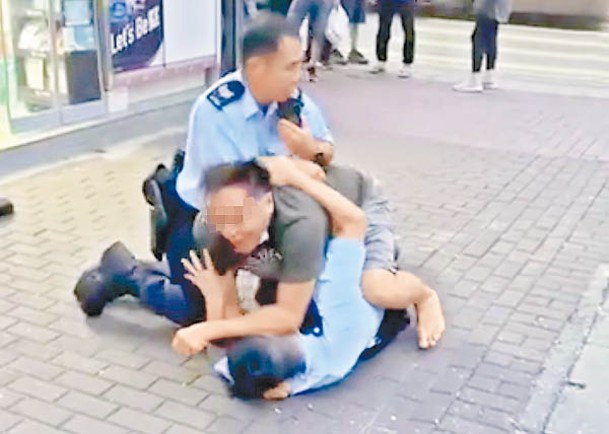 男警遭男子壓在地上。