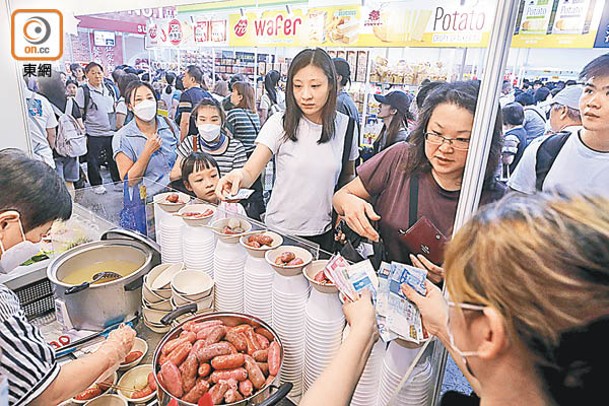 售賣熟食檔繼續成為排長龍之最。