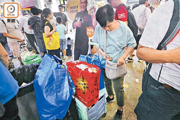 市民拖買餸車仔入場掃貨。