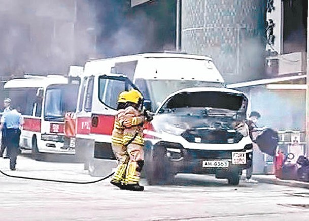 自焚碰撞  半句鐘兩警車出事