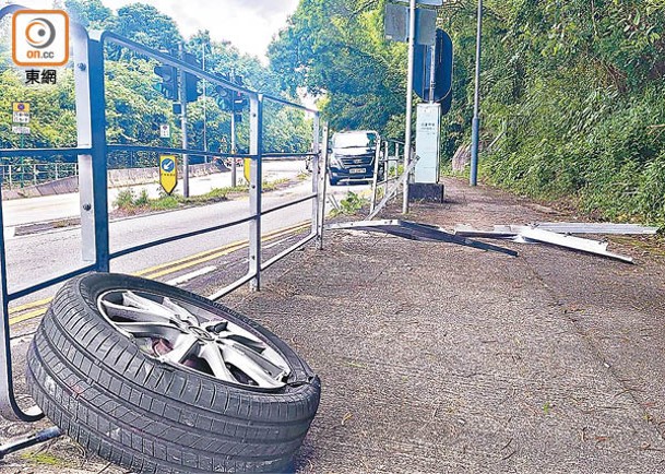 現場鐵欄撞毀，車轆掉落路邊。（余宏基攝）