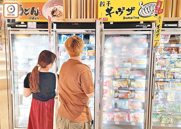 日本食材向來受港人歡迎，有超市店員料銷情會受影響。（文健雄攝）