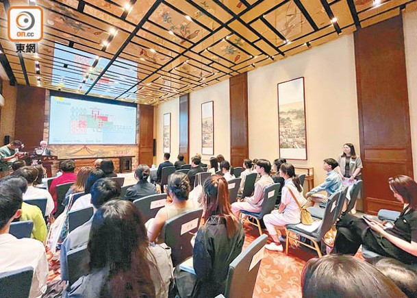參與「雙城青年文化人才交流計劃」的大學生到北京故宮博物院交流。（梁皓芊攝）