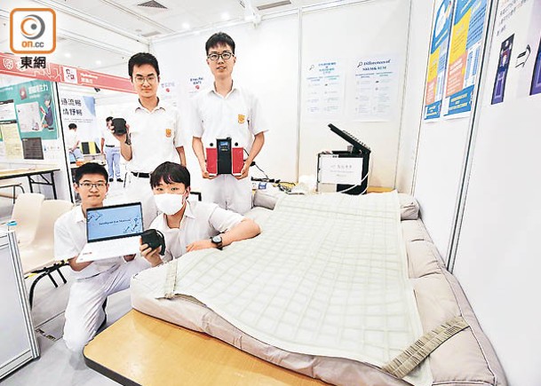 民生書院學生表示，望未來「智能禪床墊」能普及應用。 （陳德賢攝）