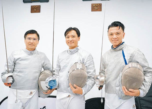 左起：邱達根、鄭泳舜及陳祖恒為劍擊表演賽而秘密練兵。