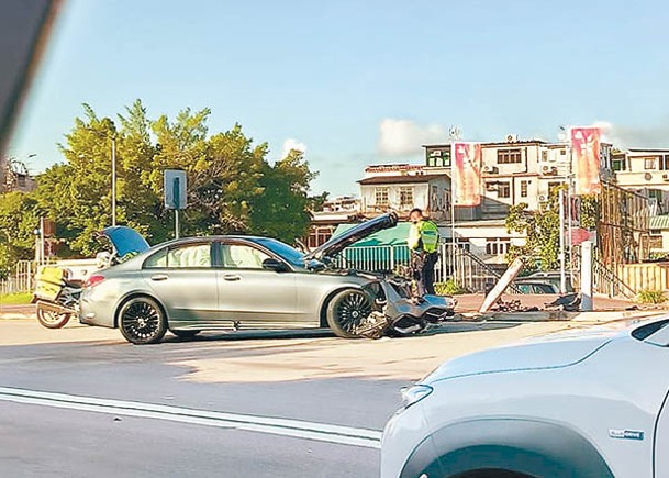 天水圍：私家車失控撞柱後司機蹤杳。