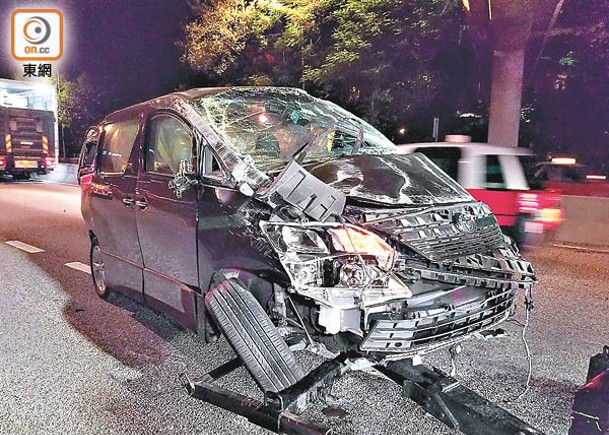 七人車車頭嚴重損毀。（梁國雄攝）