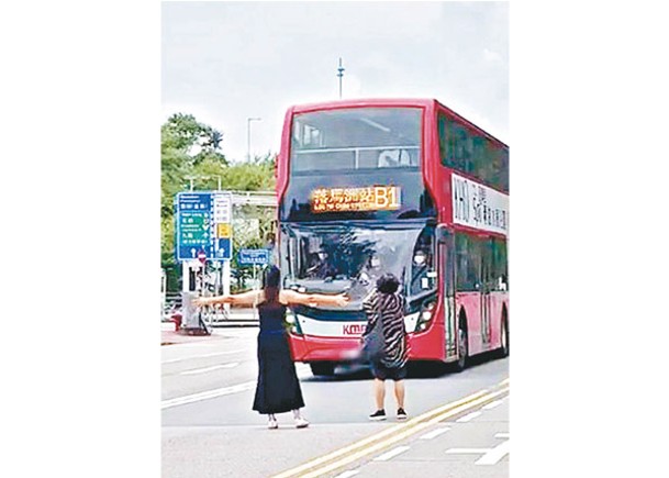 女子當日在路中阻擋巴士。