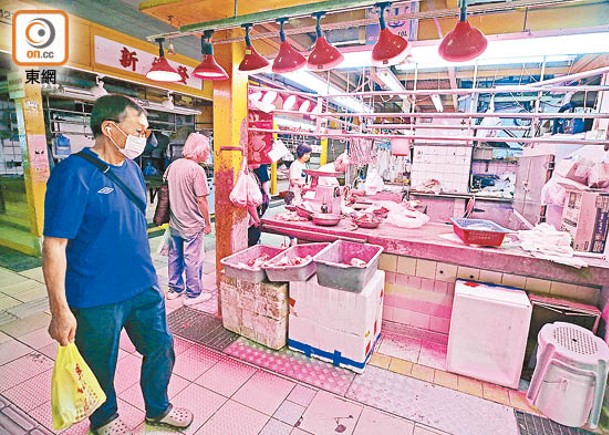 街市不少檔攤已關閉，平時掛滿肉的肉枱也只餘下一個個鐵鈎。