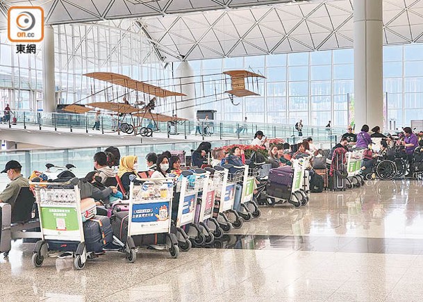 大批旅客昨日滯留機場。