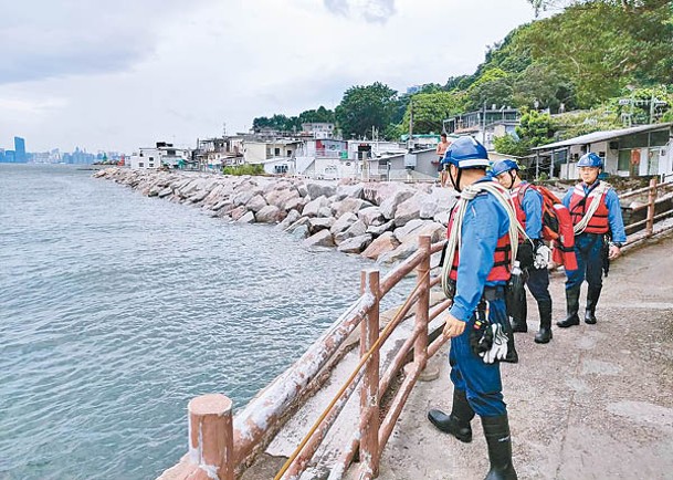 民安隊到鯉魚門三家村視察水位情況。